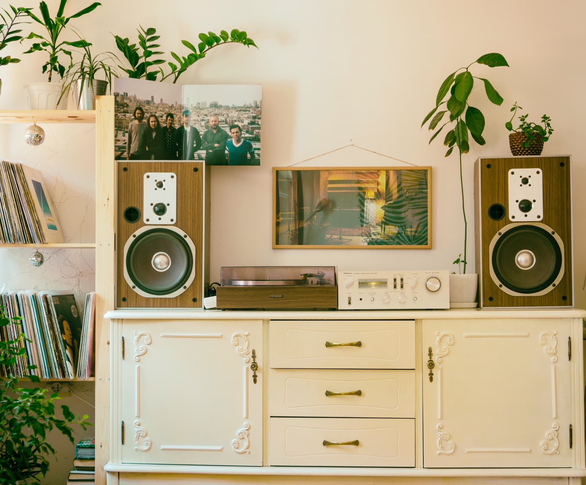 Muebles vintage y plato de vinilo en un salón.